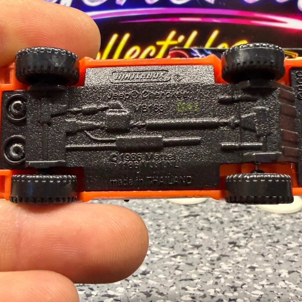 Matchbox Jeep Cherokee MB163 Black Orange Comic Graphics Diecast SUV 1:64 Scale